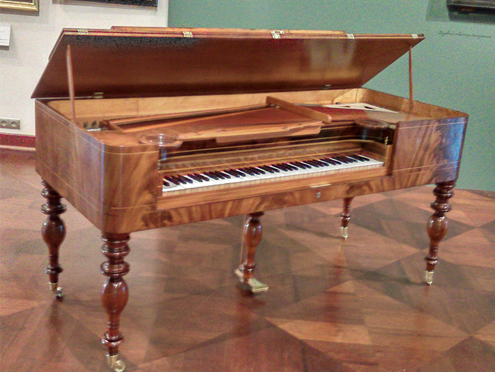 Oryginalny fortepian stołowy zbudowany przez Andersa Hultinga ok. roku 1835